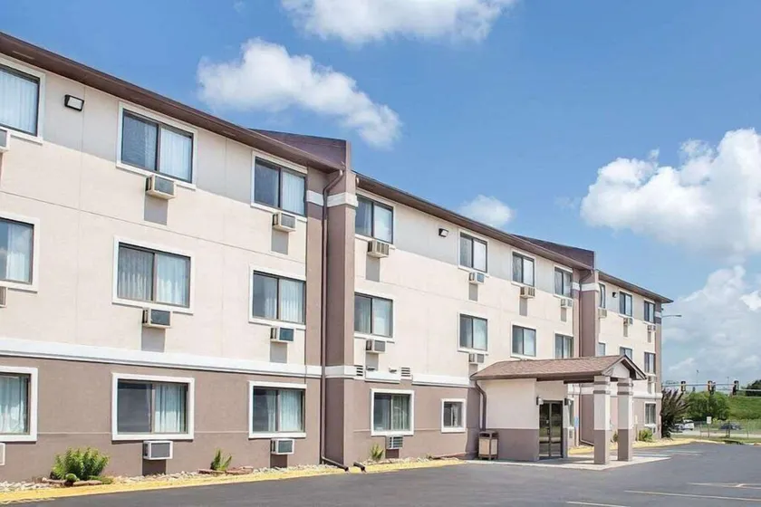 Boarders Inn & Suites by Cobblestone Hotels Waterloo Cedar Falls - Image 1