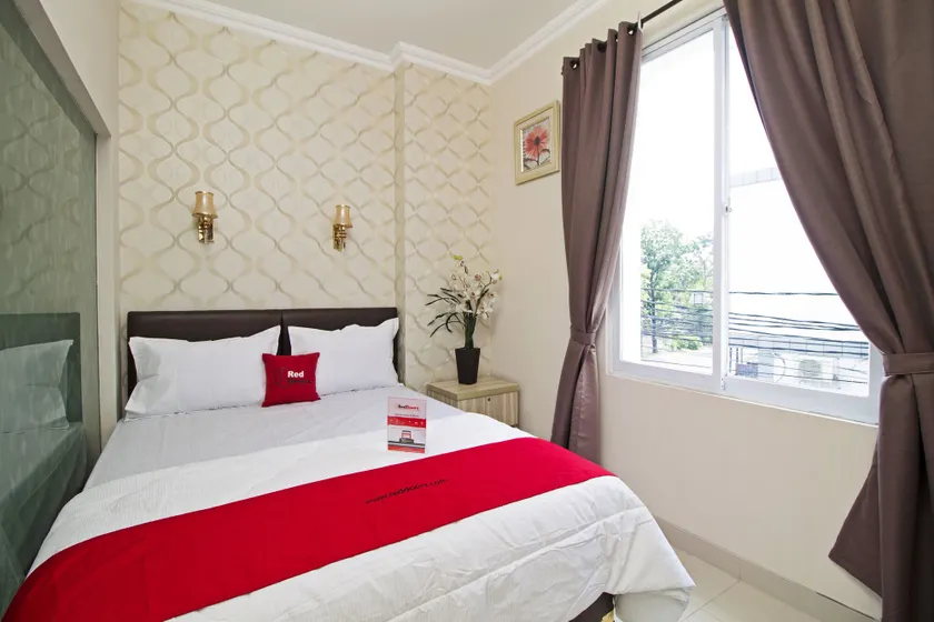 RedDoorz Plus @ Cideng Barat - Image 1