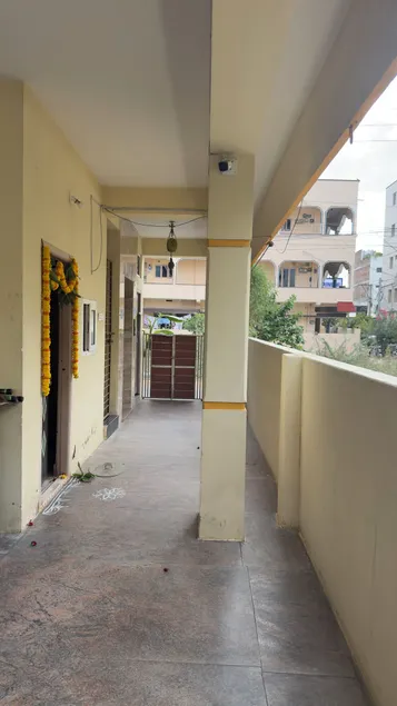 Govinda Nivas Homestay- Appartement with Fridge ,AC ,Geyser, Sofa, Separate puja room ,WIFI ,TV, Lift and 24 hours check-out - Entrada (vista interior)