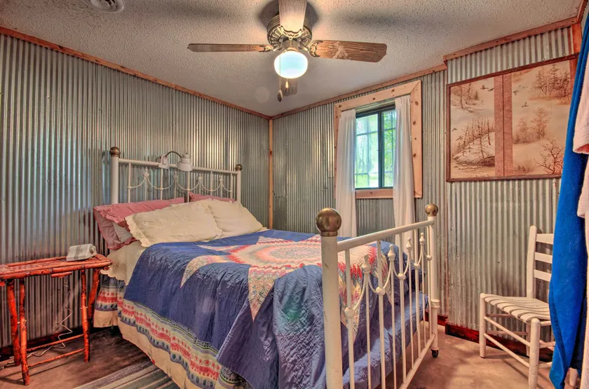 Riverfront Getaway w/ Treehouse, Fire Pit & Deck! - Rum