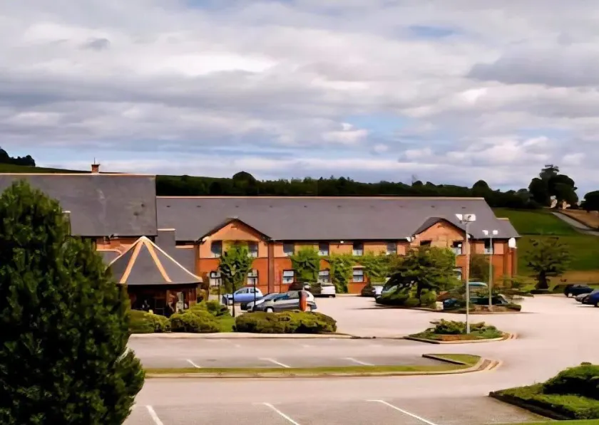 Monifieth Farm Hotel - Image 1