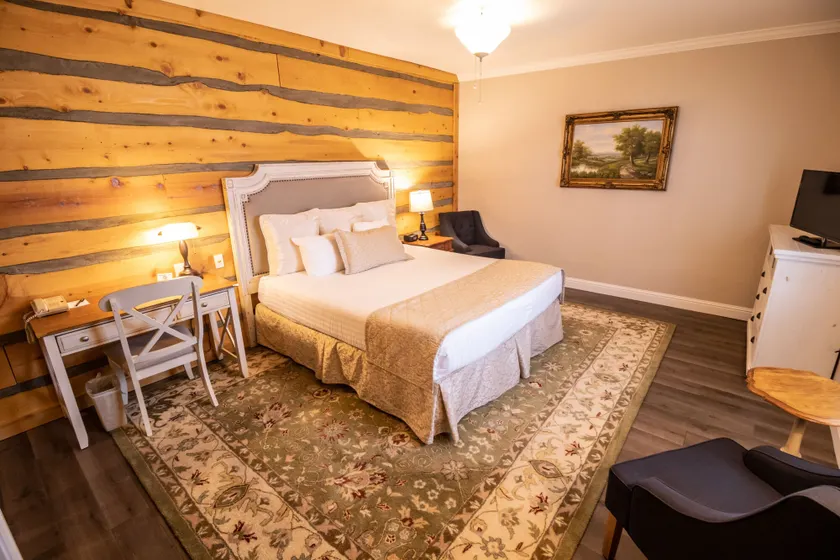 Grass Valley Courtyard Suites - Image 1