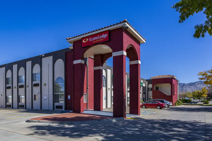 Econo Lodge Inn & Suites Albuquerque East I-40 Eubank Exit - Image 1