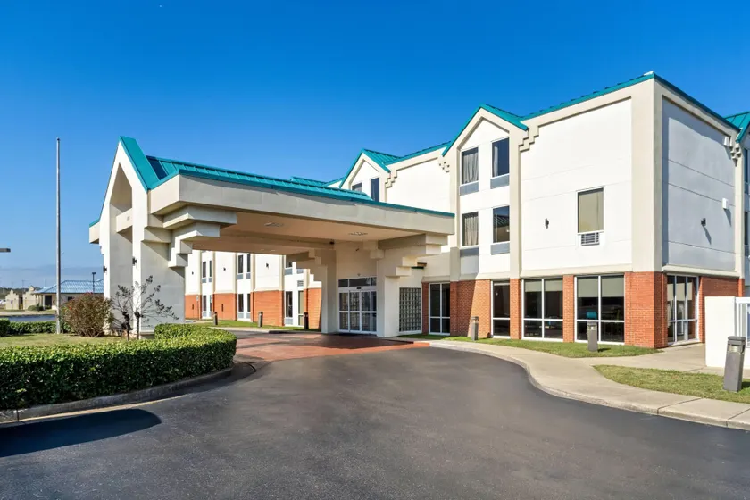 Days Inn & Suites by Wyndham Ridgeland - Image 1
