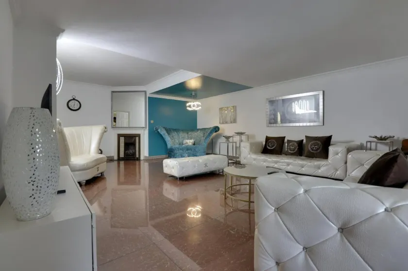 Luxurious West London Retreat With Hot Tubs & Easy Access to Central London - Image 1