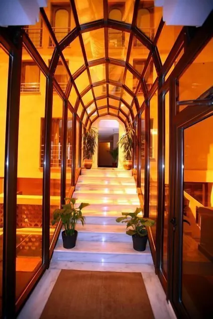 Vigo Hotel - Image 1