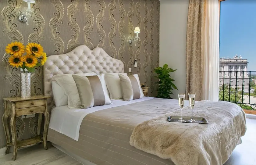 Hostal Central Palace Madrid - Image 1