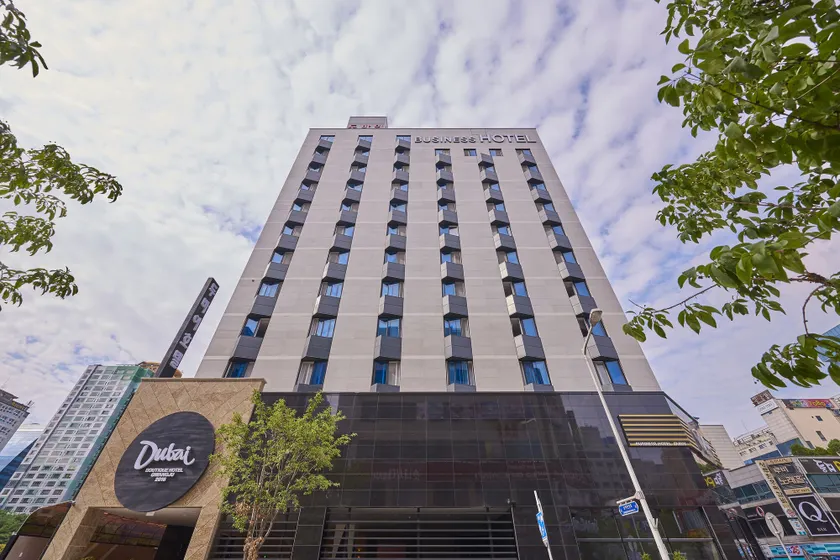 Dubai Hotel - Image 1