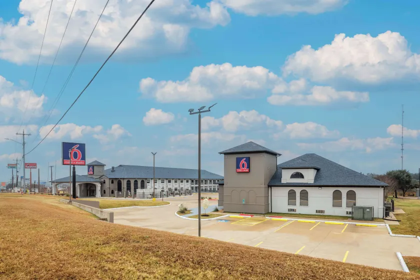 Studio 6 Suites Brenham, TX - Image 1