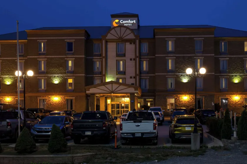 Comfort Hotel Bayer's Lake - Image 1