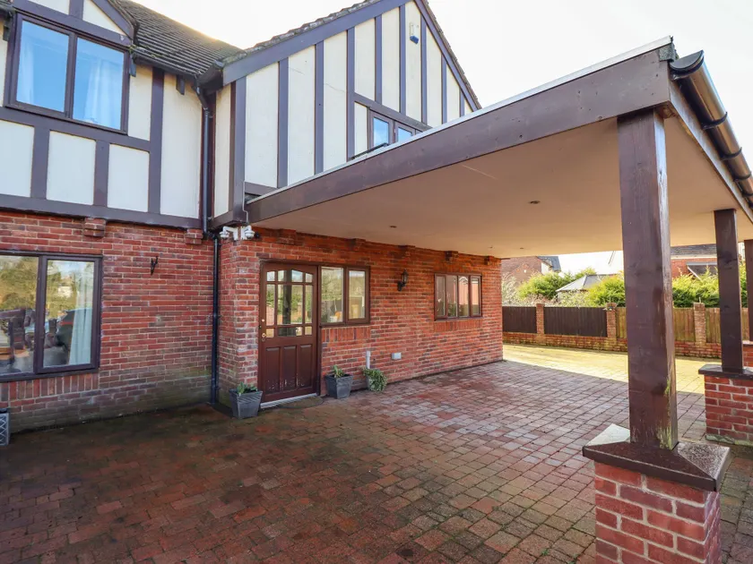 Maesbury Manor - Image 1
