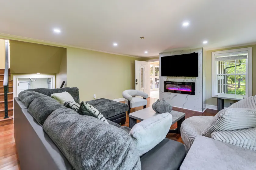 11 Acres & Balcony! Sleek Retreat in Americus - Image 1