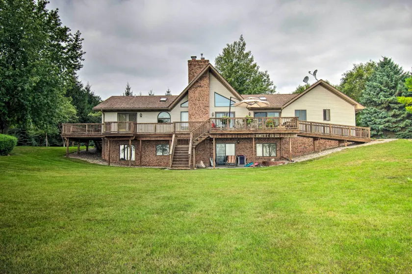 Large Family Home w/ Deck & Yard on Lake Huron - Image 1