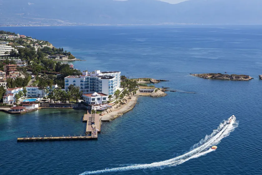 Le Bleu Hotel & Resort - Image 1