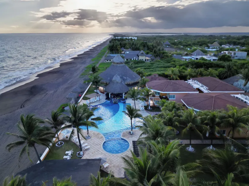 Hotel Cayman Suites - Image 1