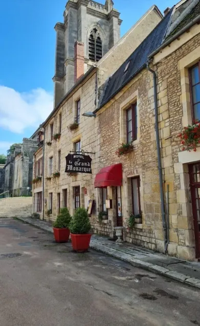 Hôtel restaurant le Grand Monarque Donzy - Image 1