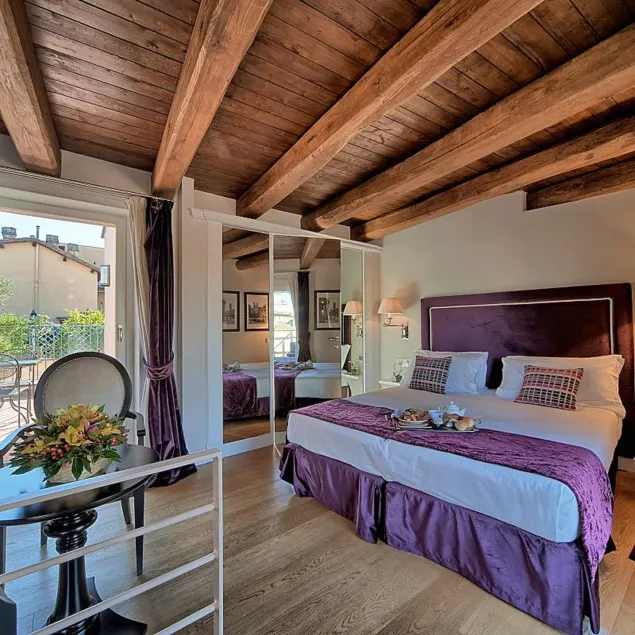 Trevi Palace Luxury Apartments - Image 1