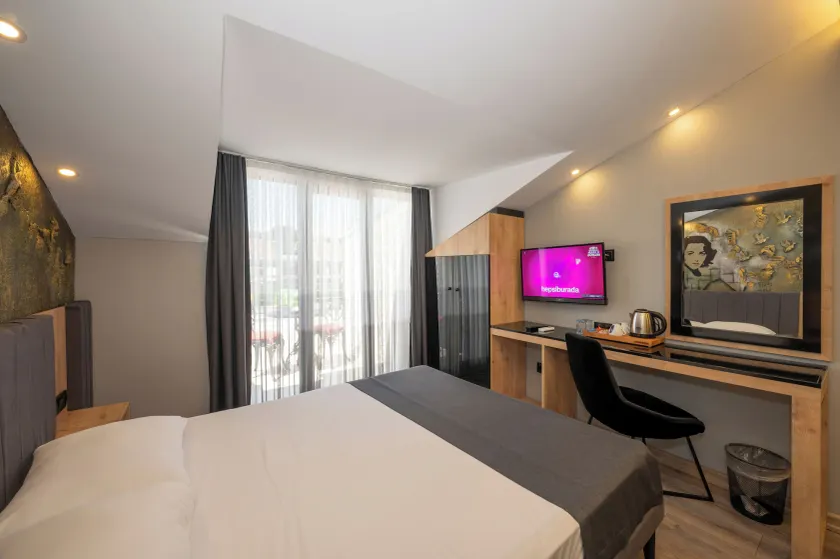 Grand Palace Hotel - Image 1