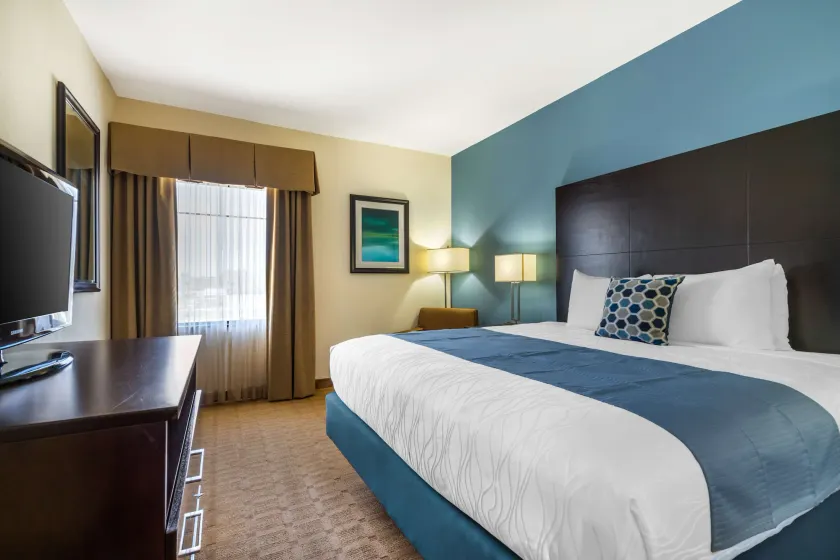 Best Western Plus Lytle Inn and Suites - Image 1