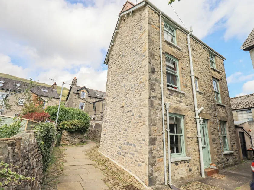 2 Kings Yard - Image 1