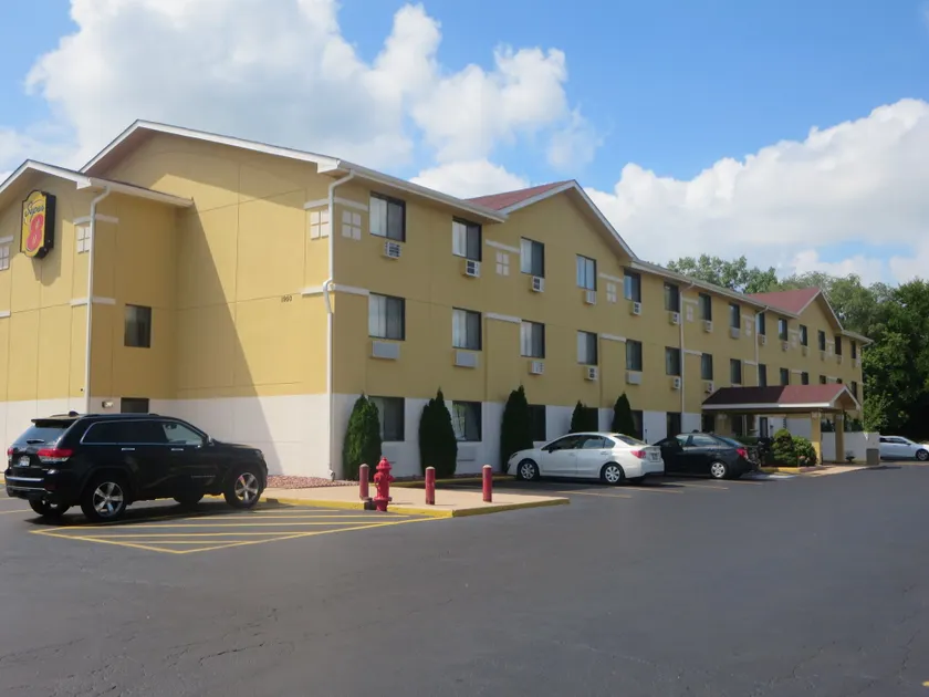 Super 8 by Wyndham Mundelein/Libertyville Area - Image 1