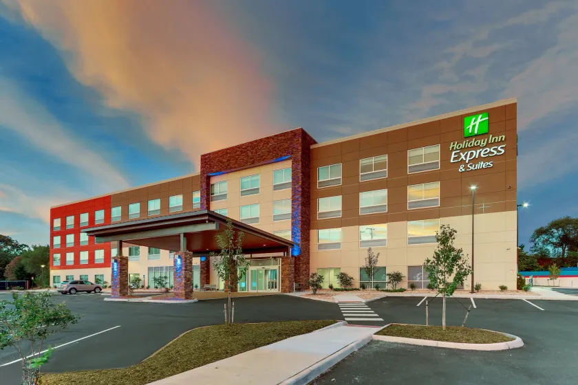 Holiday Inn Express & Suites - Roanoke – Civic Center - Image 1