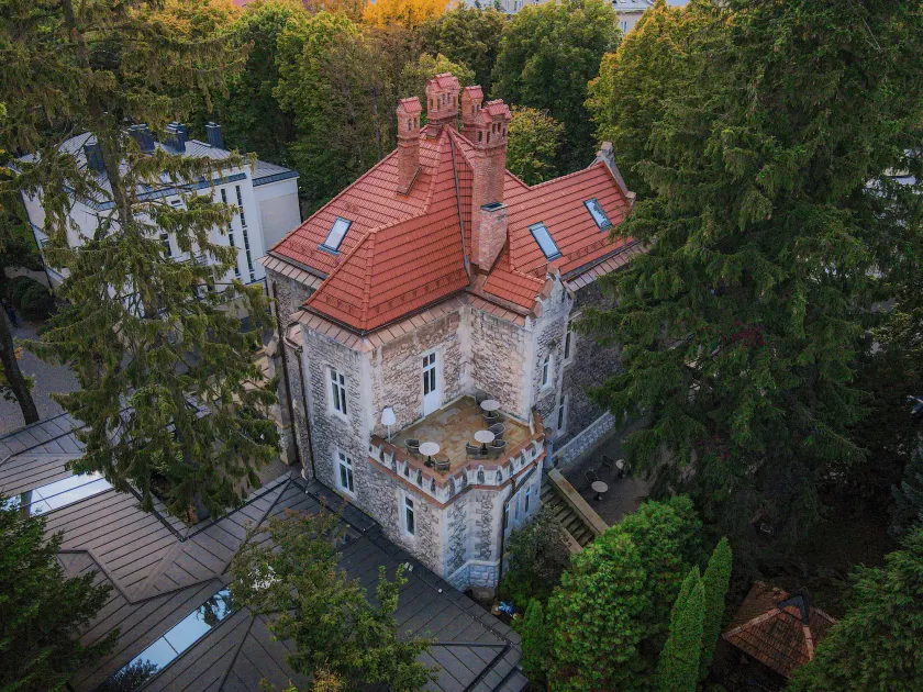 Lion's Castle Hotel - Image 1