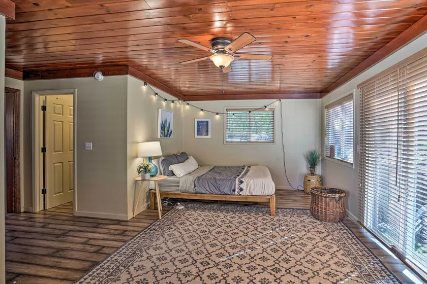 Waterfront Clearlake Retreat w/ Dock & Kayaks - Innenbereich