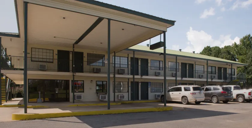 Motel 103 - Image 1