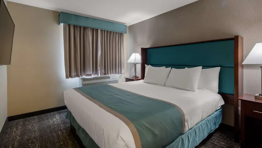 Best Western Hampshire Inn & Suites - Image 1