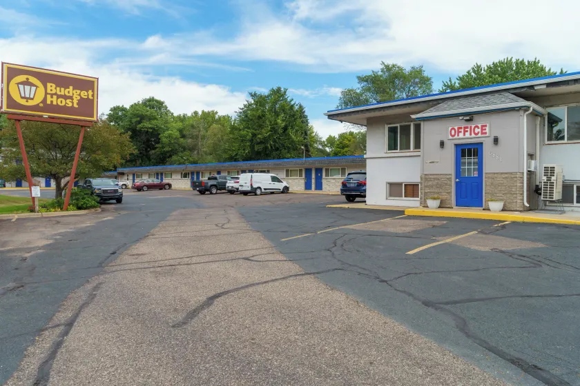 Budget Host Inn Fridley - Image 1