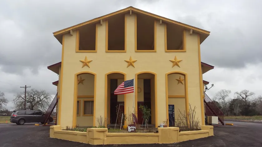 Carefree Inn Flatonia - Image 1
