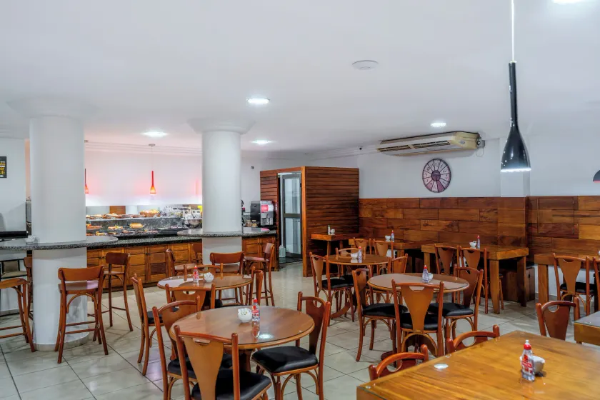 Romas Hotel - Image 1