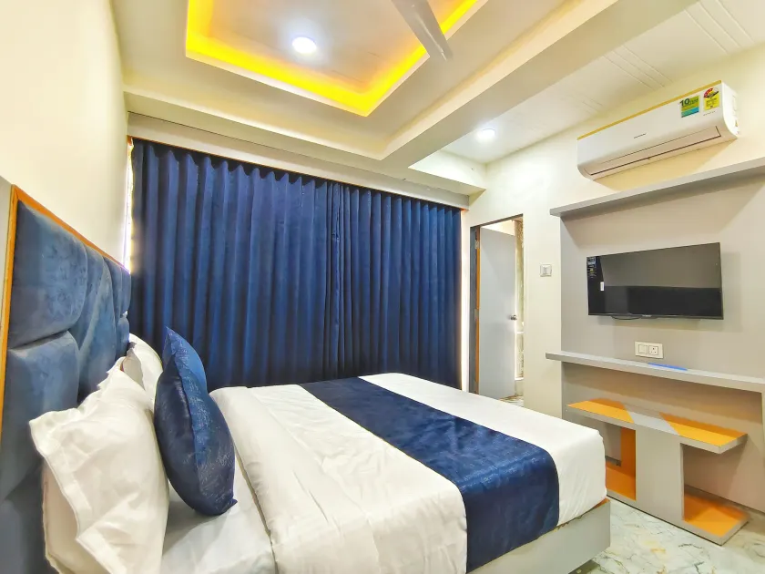 Hotel Krishna Park - Image 1
