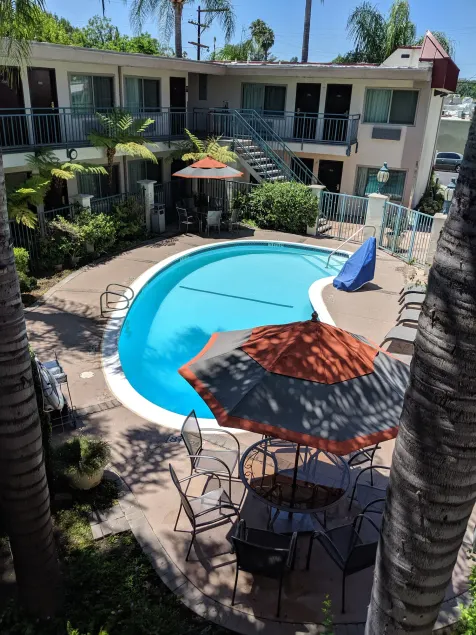 Tarzana Inn - Image 1