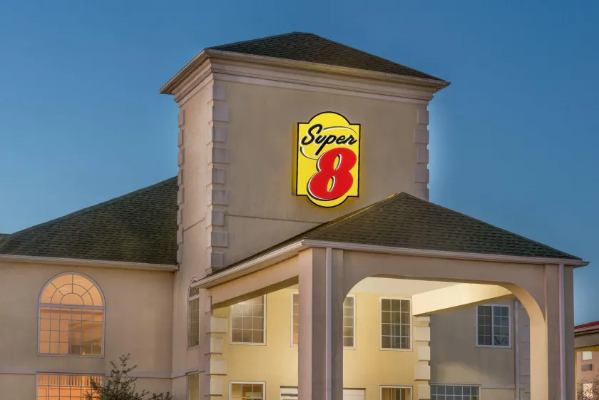 Super 8 by Wyndham Harrisburg Hershey North - Image 1