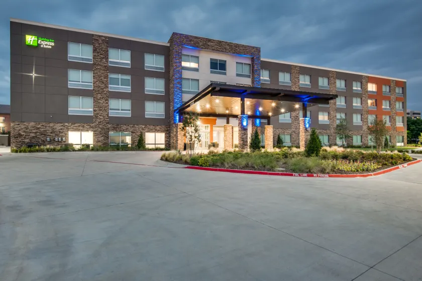 Holiday Inn Express & Suites Dallas North - Addison by IHG - Image 1