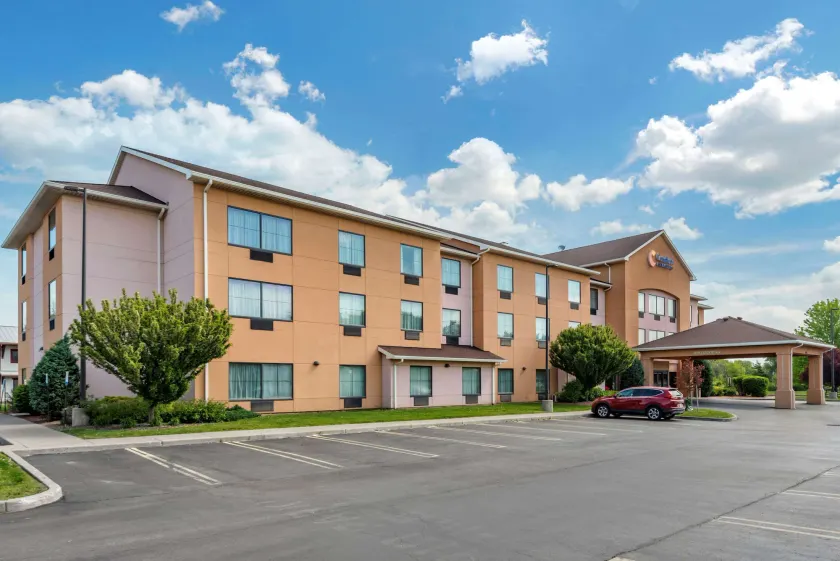 Comfort Inn & Suites Farmington - Victor - Image 1