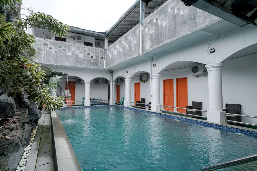 RedDoorz Syariah near Exit Toll Puncak - Image 1