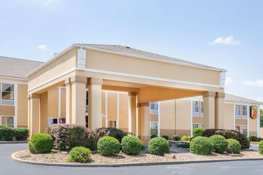 Super 8 by Wyndham Evansville North - Image 1