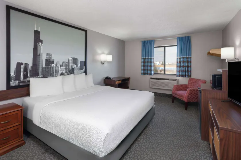 Super 8 by Wyndham Romeoville Bolingbrook - Image 1