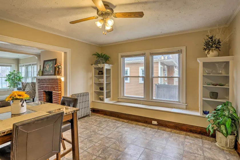 Lakewood Home w/ Yard ~ 8 Mi to Cleveland! - Intérieur