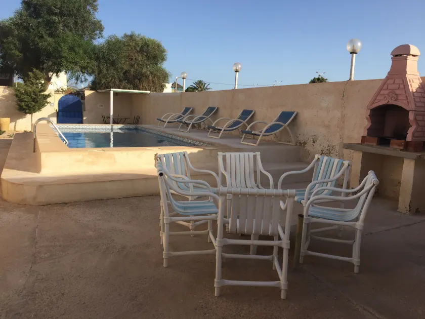 fritliggende villa med privat pool, overdækket parkering - Image 1