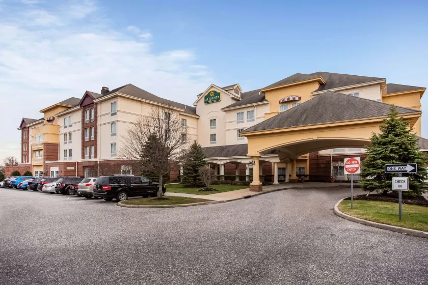 La Quinta by Wyndham Islip - MacArthur Airport - Image 1