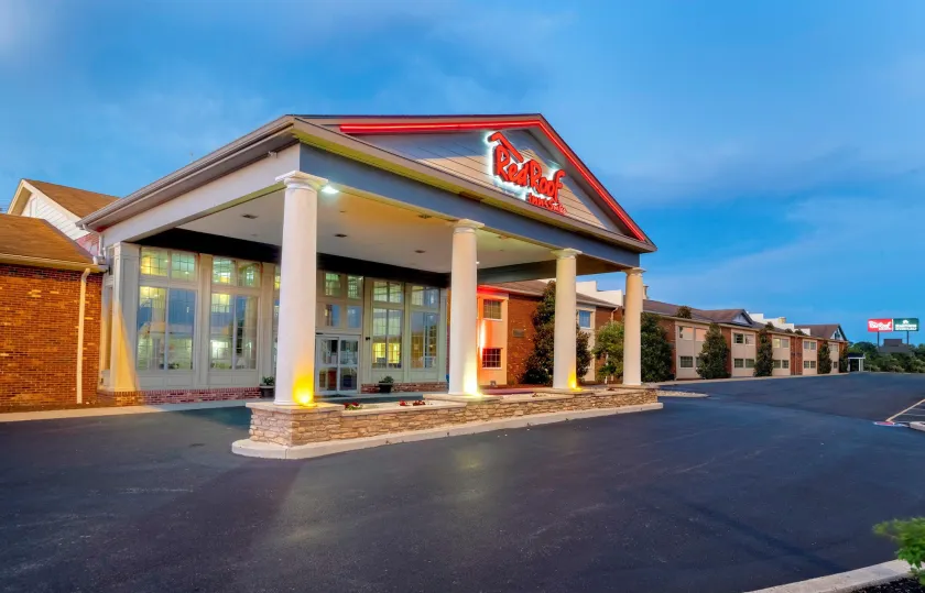 Red Roof Inn & Suites Wilmington – New Castle - Image 1