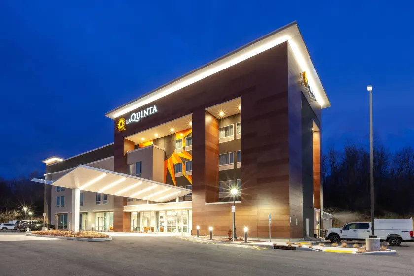 La Quinta Inn & Suites by Wyndham Middletown-Goshen - Image 1