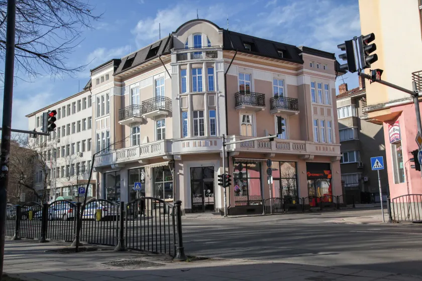 Corner House - Image 1