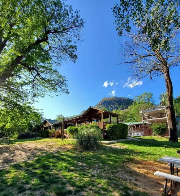 Geneva Hotel & Tiki Bar - Image 1