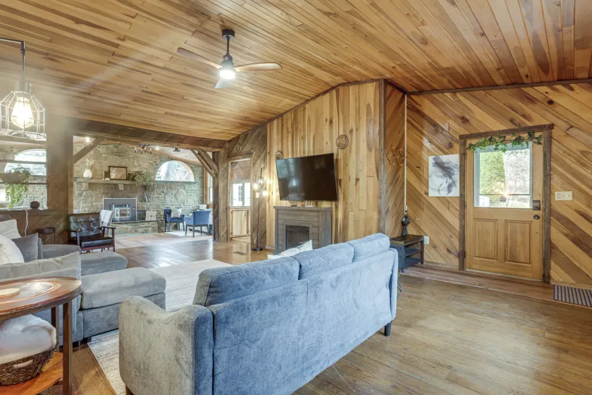 Great for Groups! Spacious Melcroft Home w/ Deck - Image 1