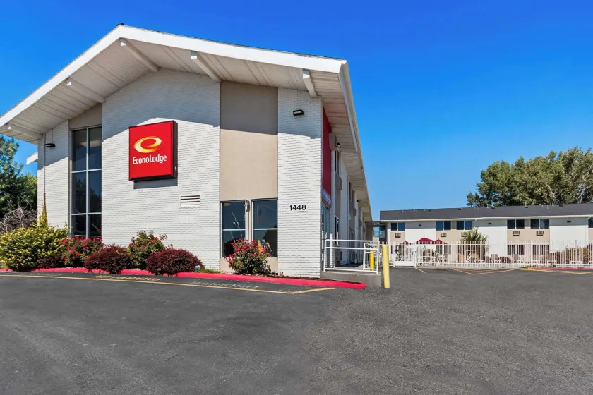 Econo Lodge - Image 1